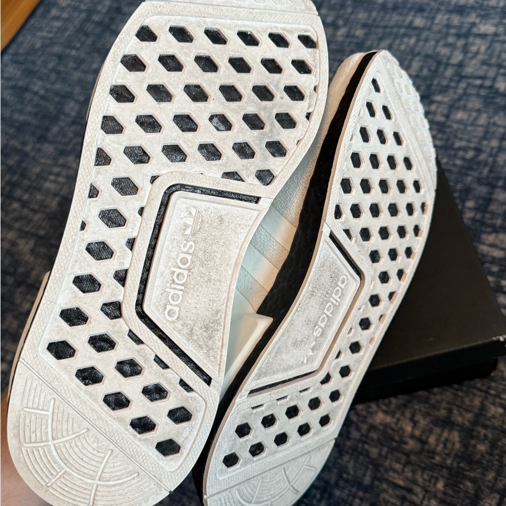 Adidas NMD R1 V2 - Picture 7 of 9